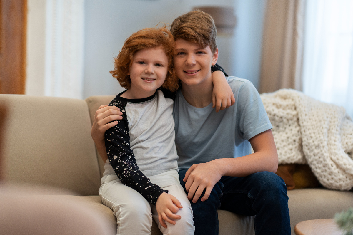 <a href="https://ru.freepik.com/free-photo/authentic-scene-cousins-hanging-out-together_94964755.htm">Изображение от freepik</a>