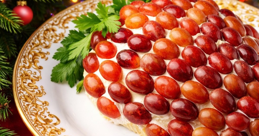 Салат Тиффани с курицей и виноградом