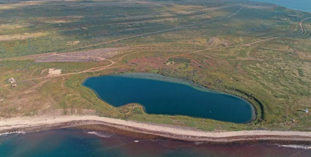 Самое странное озеро России, которое не должно существовать: тут обитают и морские и пресноводные организмы