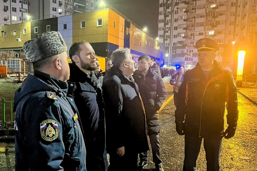 Виталий Королев у дома, пострадавшего от атаки БПЛА (фото: пресс-служба правительства Тверской области)