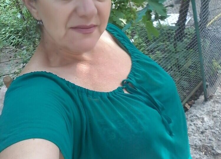 "Мне 55, в браке 24 года. Коллега (46 лет) сказал: "Тебе уже только внуков нянчить". Через месяц подала на развод и пошла на первое свидание