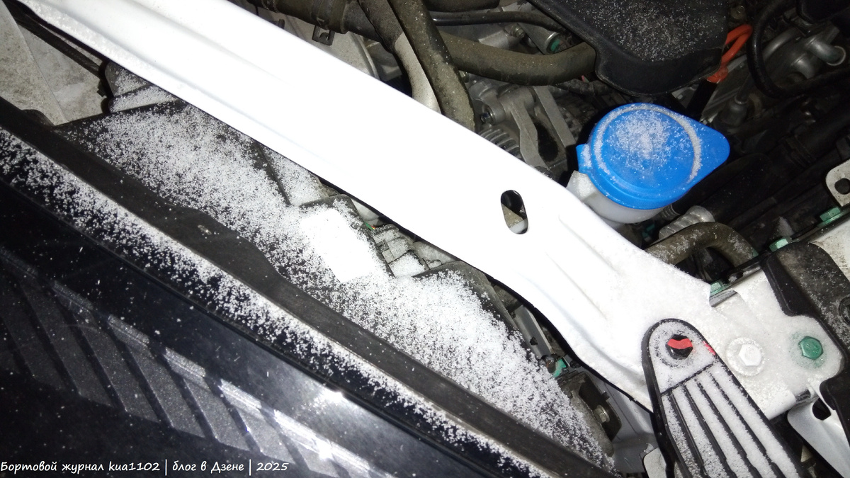 При не самом сильном ветре (до 5 м/с) под капотом обнаруживается снег. Автор фотографии kua1102