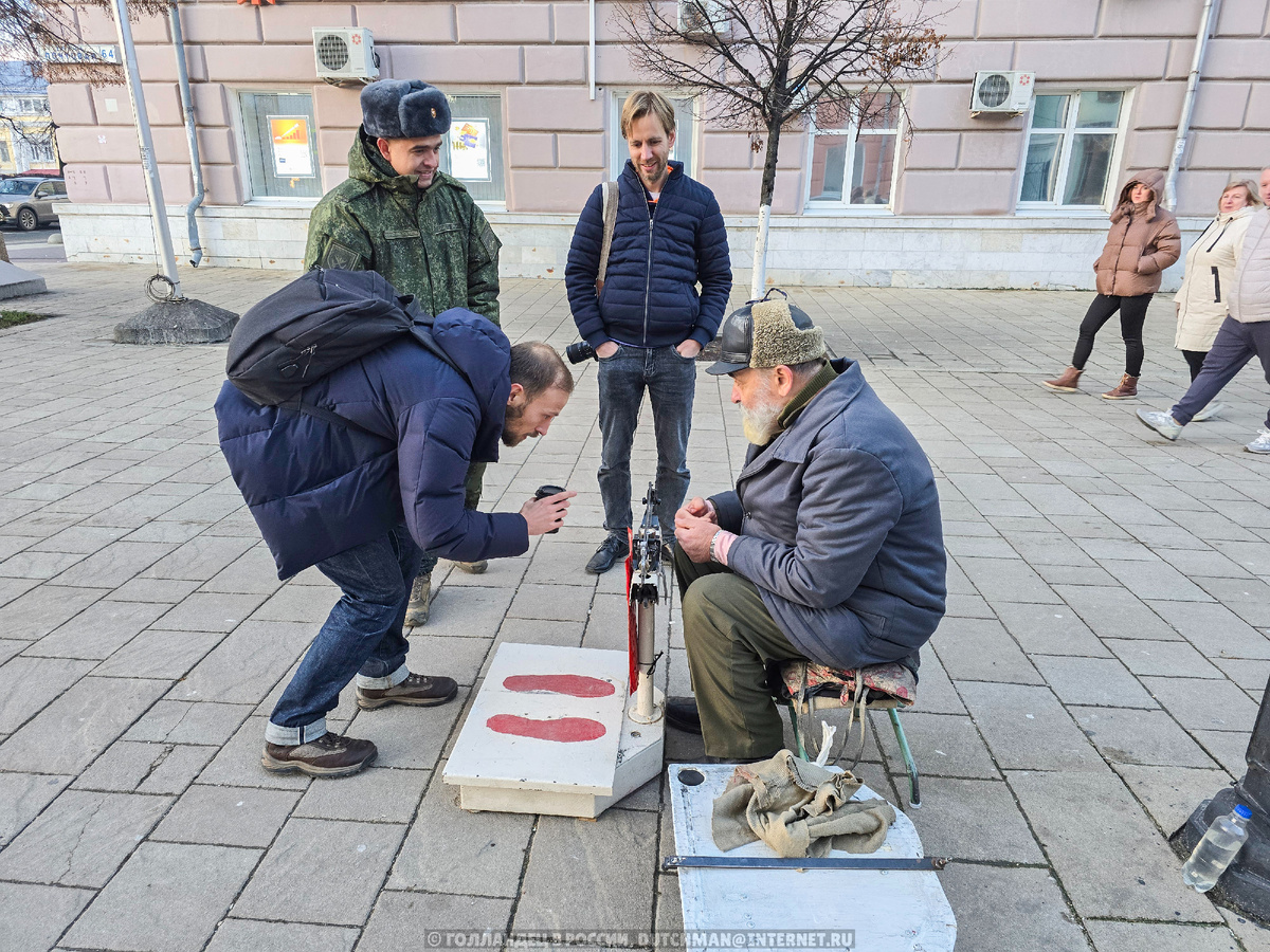 Многие туристы подходят к весам, Фото: Голландец в России