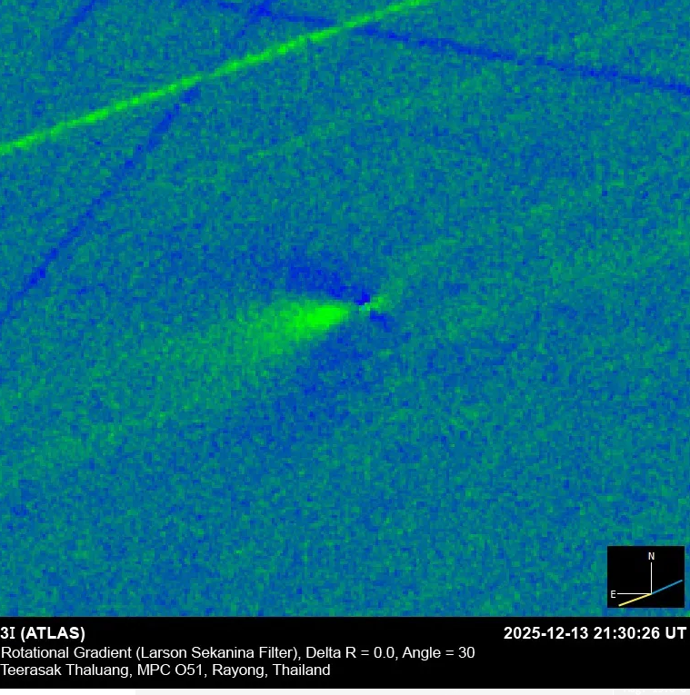 Изображение 3I/ATLAS, сделанное 13 декабря 2025 года в 21:30:26 UTC с помощью 0,26-метрового телескопа в Районге, Таиланд. Поле зрения охватывает 0,72 миллиона километров на стороне на расстоянии 3I/ATLAS от Земли, 271 миллион километров. Карта яркости вращательного градиента с фильтром Ларсона-Секанина. Заметный антихвост, необычный для комет, указывает в сторону Солнца в левый нижний угол. (Фото: Teerasak Thaluang)
