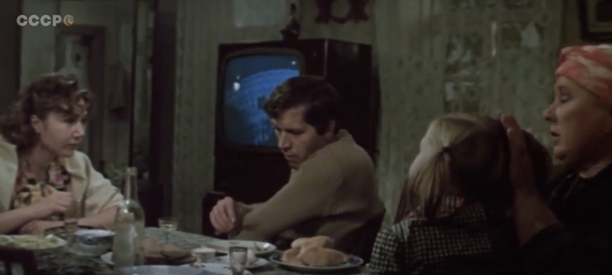 Всем плохо. И продавщице, и мужу-хозяйственнику из "Трёх тополей на Плющихе" (считали аллюзию?) и Руфине, и ребёнку. Верю!..