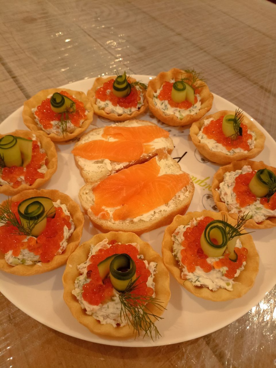 хрустящие тарталетки с красной икрой и сыром Филадельфия и авокадо - украшение вашего праздничного стола ( снимок автора)