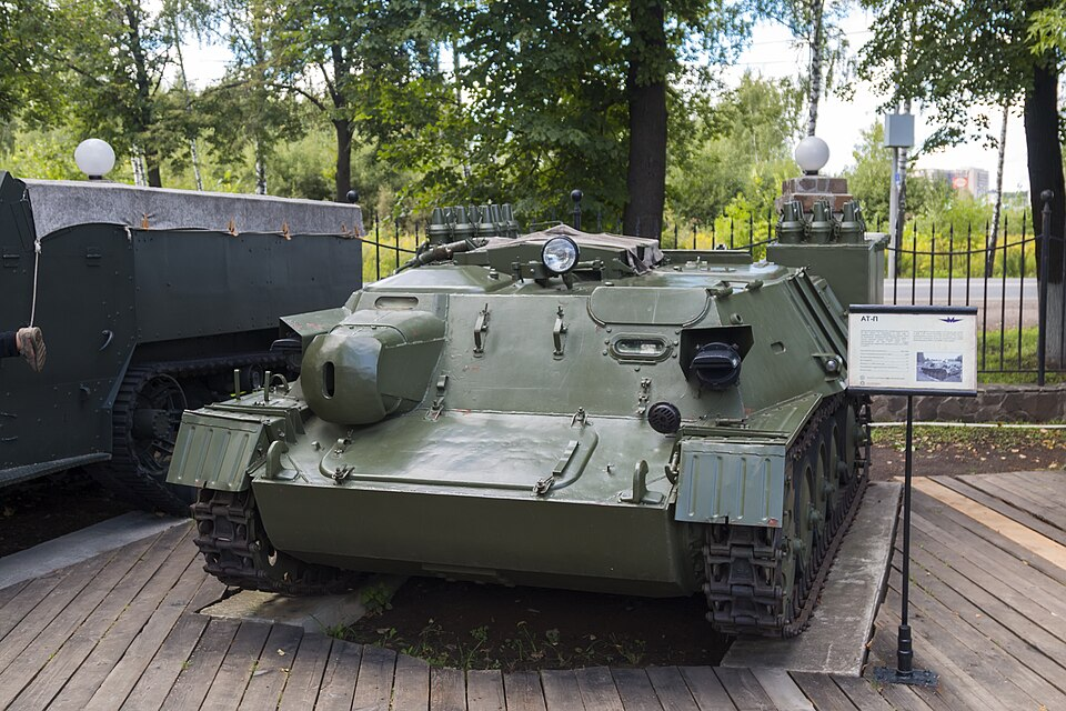 Лёгкий полубронированный артиллерийский тягач АТ-П собственной персоной. Фотография в свободном доступе.