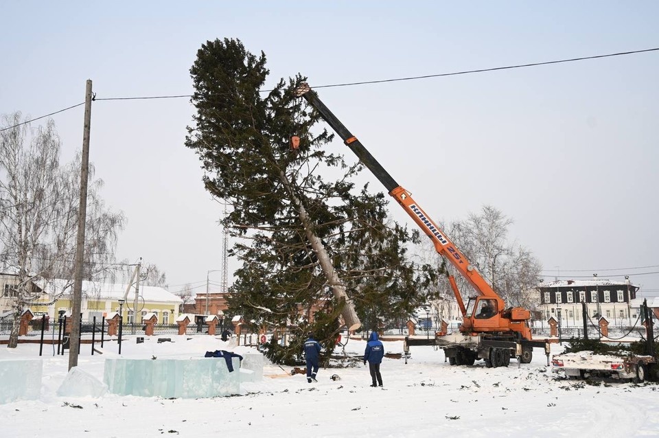    В Енисейске к новогодней елке веревками привязали дополнительные ветки. Фото: администрация Енисейска