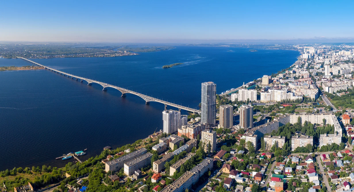 "На красивом волжском утёсе, на высоком правом берегу, средь степей и средь сенокосов, есть город, что забыть не могу..."
