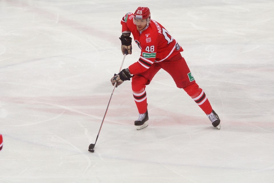    Перед снятием с чемпионата ХК «Ростов» сыграет выездной матч с «Кристаллом». Алексей БУЛАТОВ