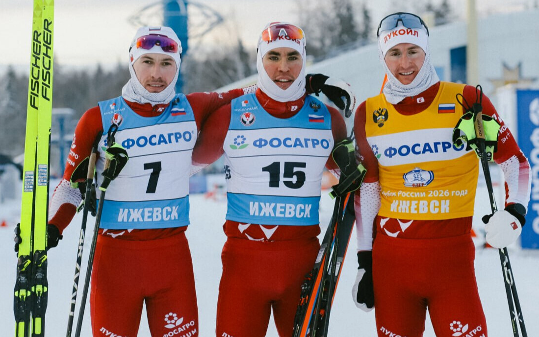 В центре - победитель гонки Александр Терентьев. Фото: соцсети