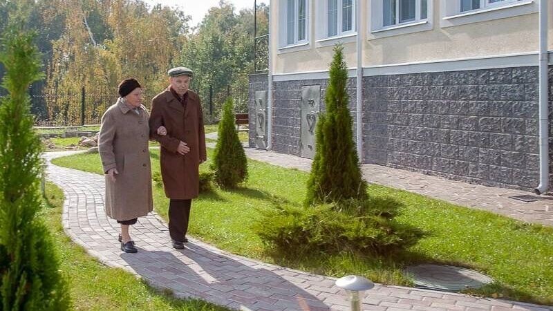 Возможность гулять по участку есть далеко не у всех подмосковных пансионатов из-за дефицита площадей. Фото: 1MI