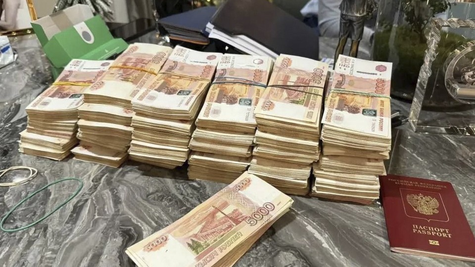 Пачки с миллионами и роскошная квартира в мраморе: Бывший прокурор пять лет наживался на незаконной легализации мигрантов