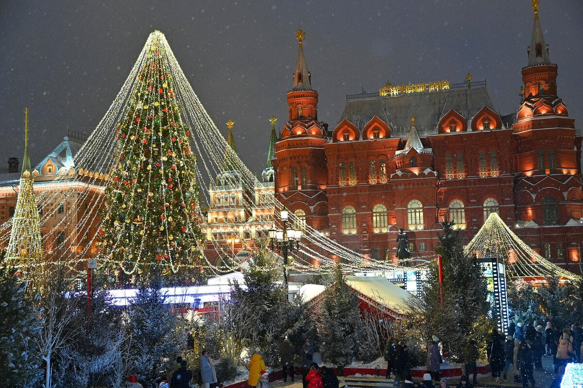 Готовый маршрут по новогодней Москве 2025-2026 на 3,5-4 часа пешком с 10 ключевыми локациями фестиваля "Путешествие в Рождество". Покажем как увидеть 80% украшений, избежать многочасовых очередей на Красную площадь и не переплатить на ярмарках.