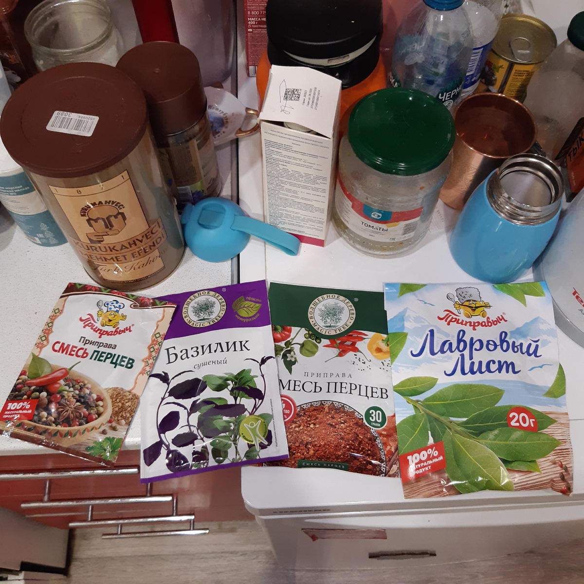 Перцы, листы лавровые, базилик