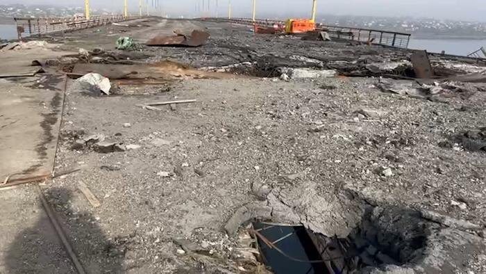 Военкор Коц показал Антоновский мост в Херсонщине после 150 попаданий из HIMARS. Обложка © Telegram /Kotsnews