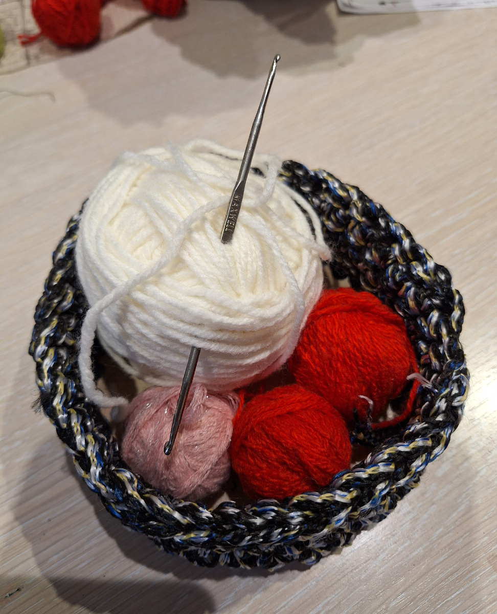 Выбрала такие клубочки для работы. Красные и розовые - это из старых запасов. Только белые нитки  будут посвежее, но из них ничего пока не планирую, поэтому беру и их