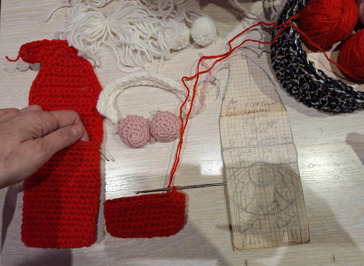 Основа того кармашка, который я задумала, и рядом его выкройка 