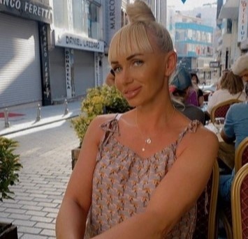 "Жена (41 год) просила - отпусти в Турцию, так устала". Вернулась - светится. Через 3 дня её подруга прислала фото. Я подал на развод