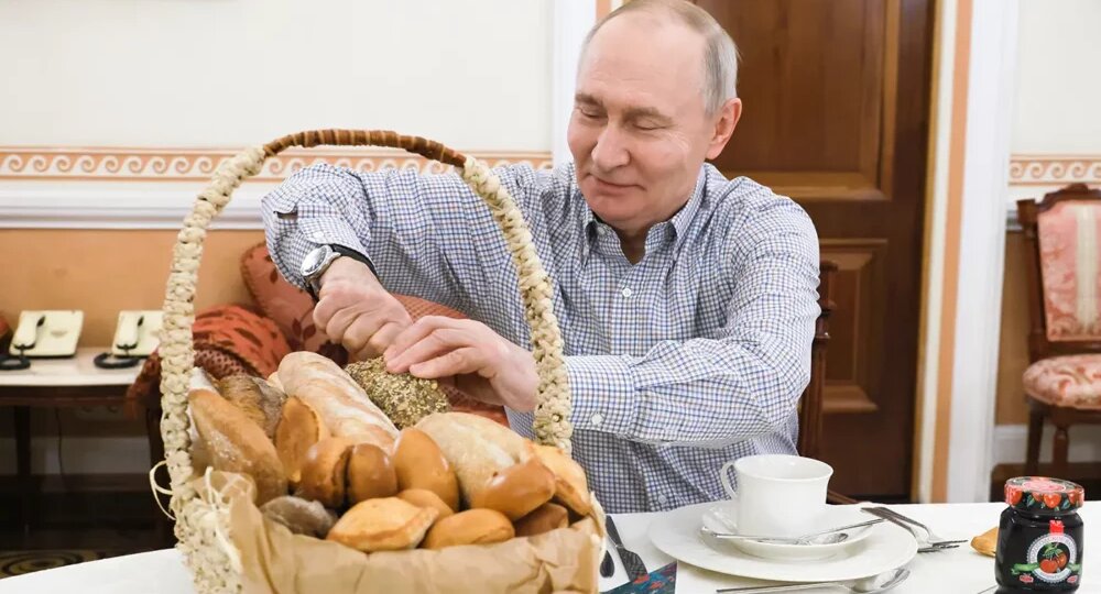 Булочки с «Итогов года»: Путин получил выпечку из подмосковной пекарни