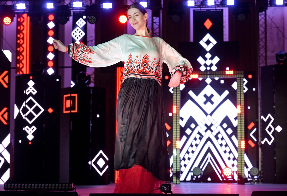     Модель во время показа одежды бренда Beautiful Criminals дизайнера Ирины Матюшенко при участии бренда VOYLOK на фешен-шоу «СтильНО по-русски» на территории ВДНХ / РИА Новости / Евгений Биятов