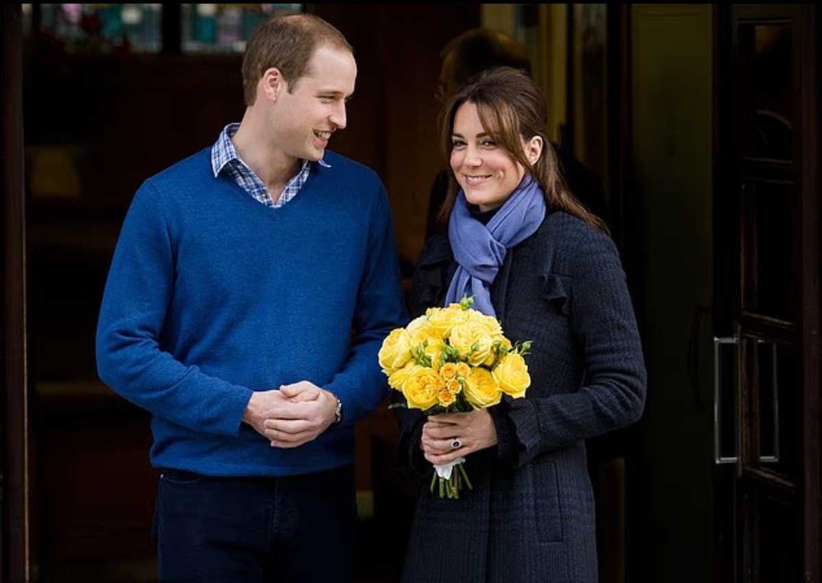 Принцу Уильяму и Кейт Миддлтон пришлось в последний момент отказаться от участия в королевских праздничных торжествах из-за сильной токсикозной боли у Кейт. На фото: пара покидает больницу имени короля Эдуарда VII, где Кейт проходила лечение, в начале декабря 2012 года.