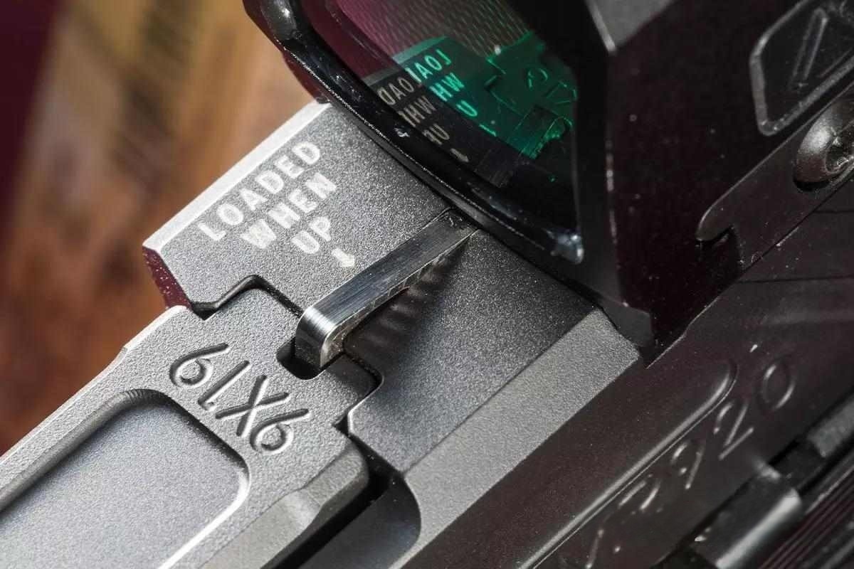 Для выполнения требований штата Калифорния требуется наличие индикатора наличия патрона в патроннике. При этом индикатор не должен препятствовать установке оптических приборов.