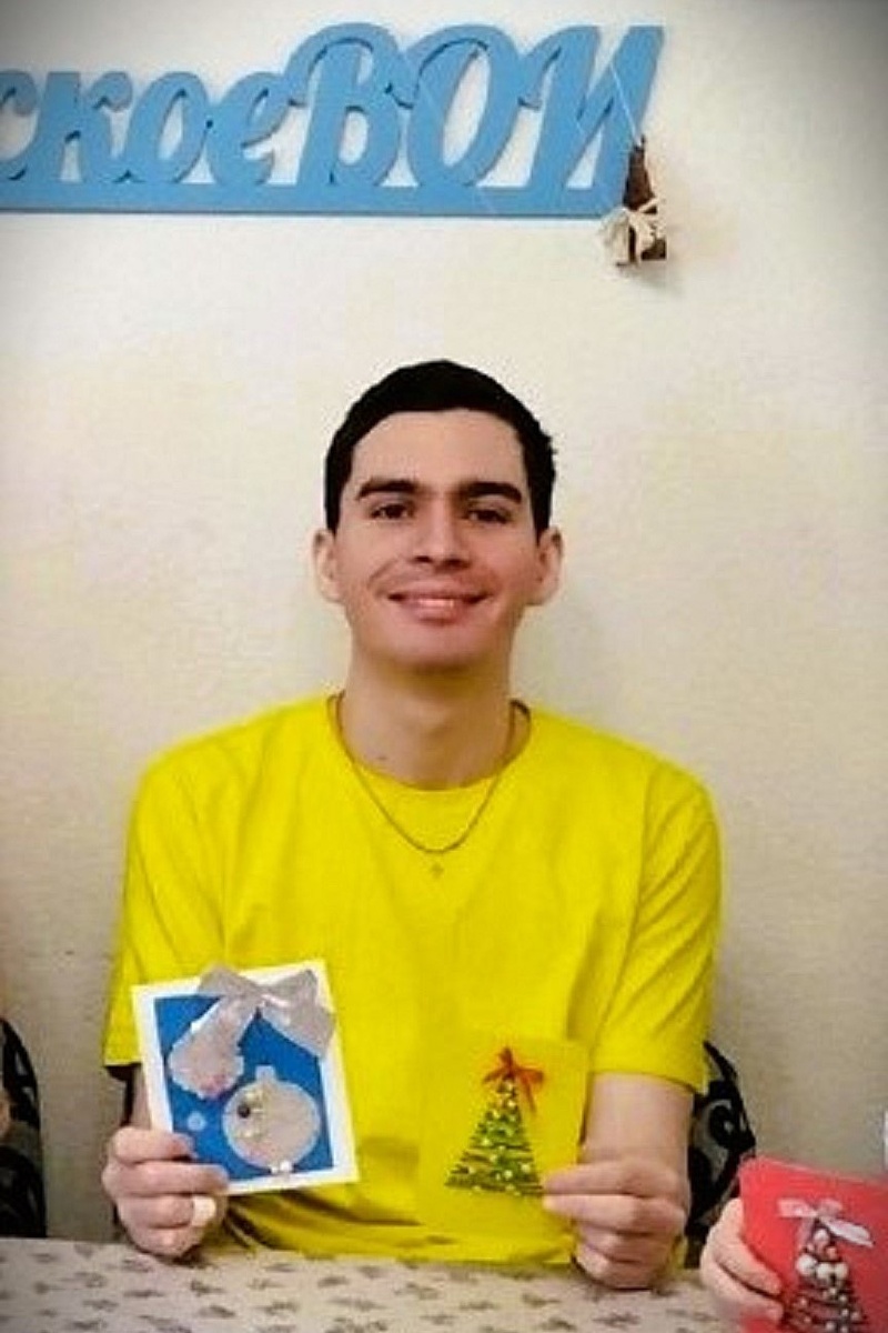 Скрин автора с группового фото. Хоть и пишете, что Серафиму не стоит улыбаться, я обожаю эту искреннюю улыбку. Не люблю, когда он грустный. 