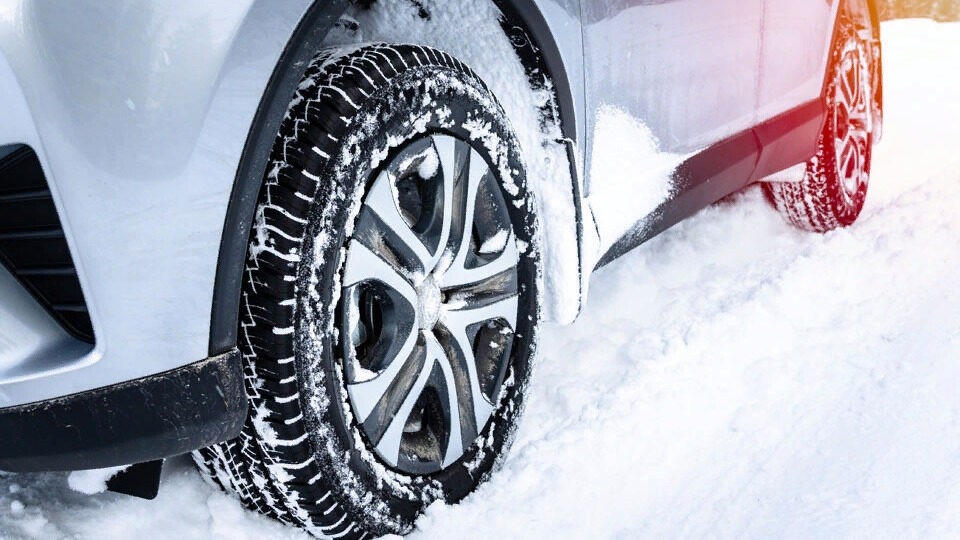    Лучшие зимние шины. Фото: Albert Pego / Shutterstock / Fotodom