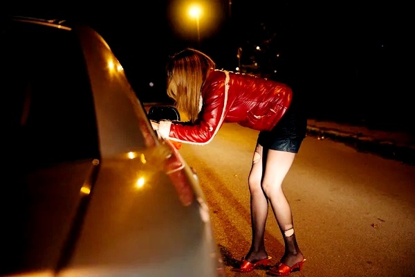 "Ночная бабочка" на улице города.