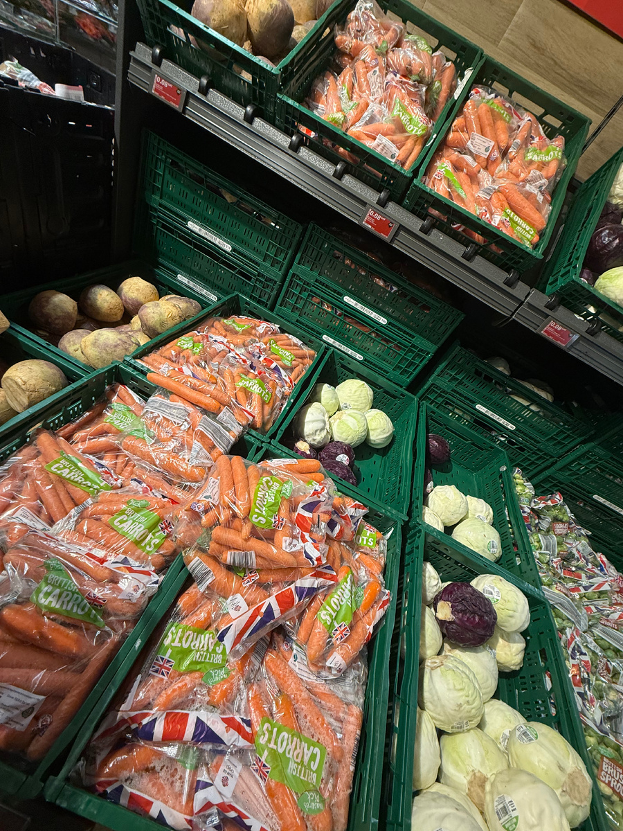 Брюква, килограмм моркови, капуста белокочанная и красная, полкило брюссельской капусты, килограмм картофеля, килограмм пастернака - все по 8 пенсов! Фотография из личного архива. 