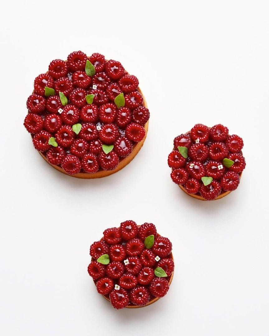 Тарт с малиной, миндалем и маракуйей