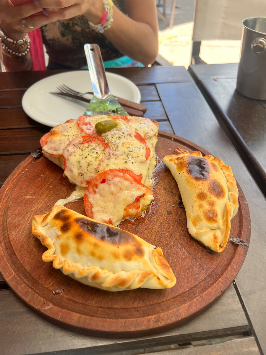 Фото сделано в кафе. Стоимость одного куска пиццы и двух гаспачо — 1200 рублей, что я считаю очень дорого. Цены тут вообще кусаются.