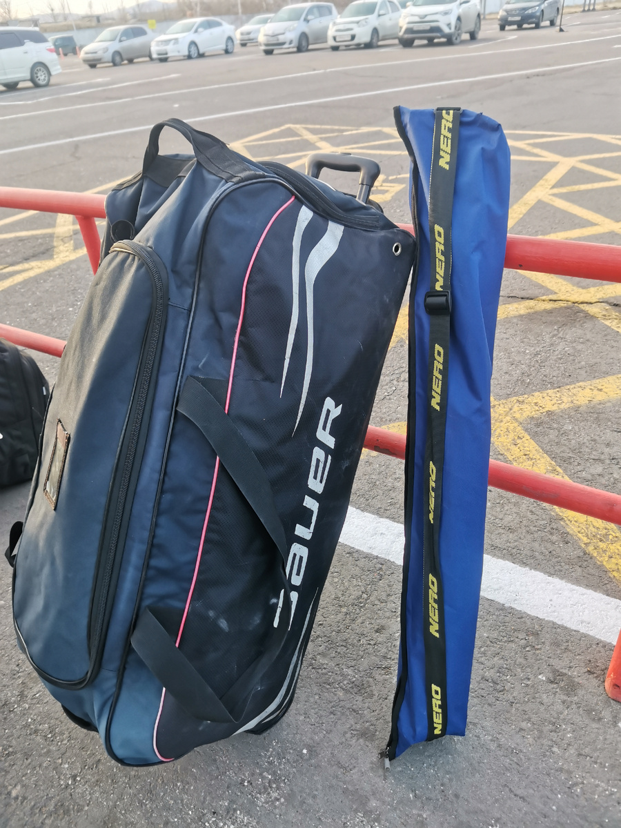 Так и летаем... Главное — впихнуться в норму багажа :) Плохо, что не во всех авиакомпаниях ледобур относится к спортивному инвентарю