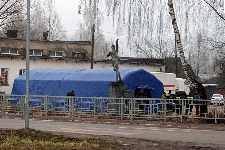    В Торопце поставили мобильную баню после обращения народа к Путину. А завтра, 21 декабря, должны запустить её. Фото: телеграм-канал «Тверская телега».