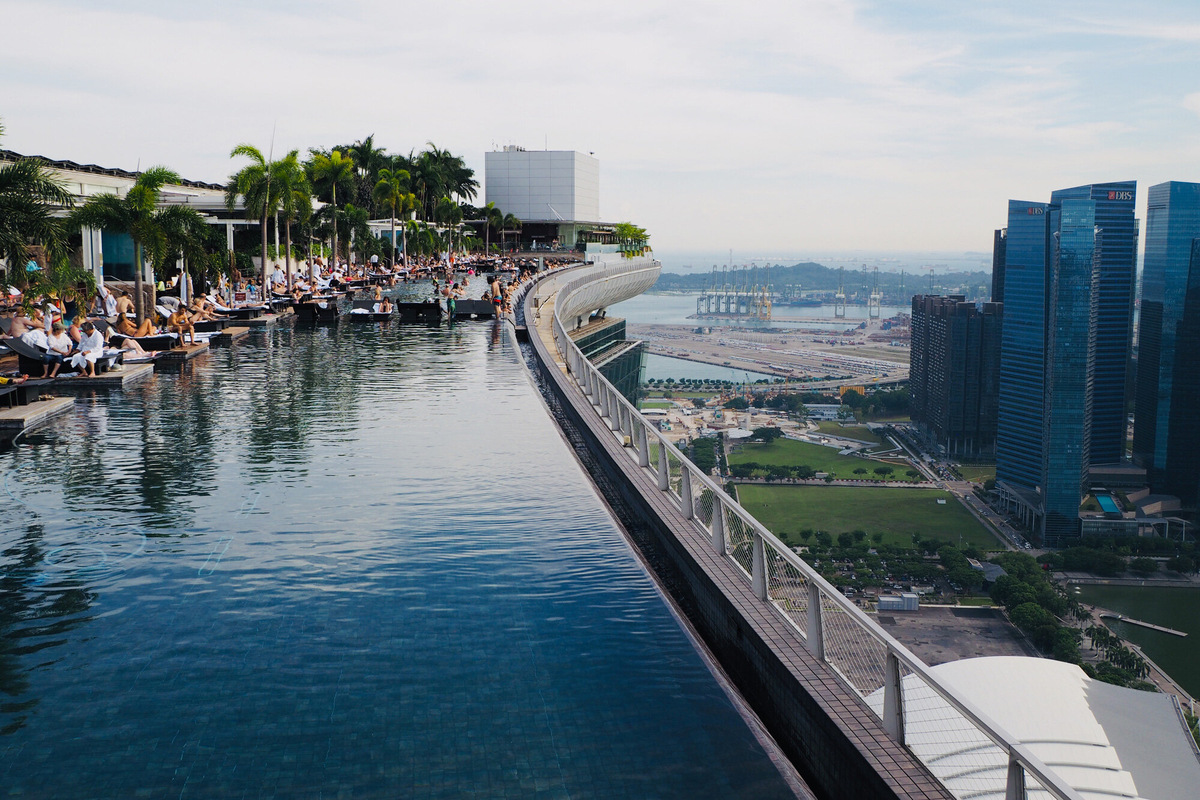 Это самый большой бассейн в мире, а ещё — самый высотный. Для строительства использовали 200 000 тонн нержавеющей стали. Стоимость постройки — 80 миллионов долларов. Фото: Michael Coghlan / Flickr