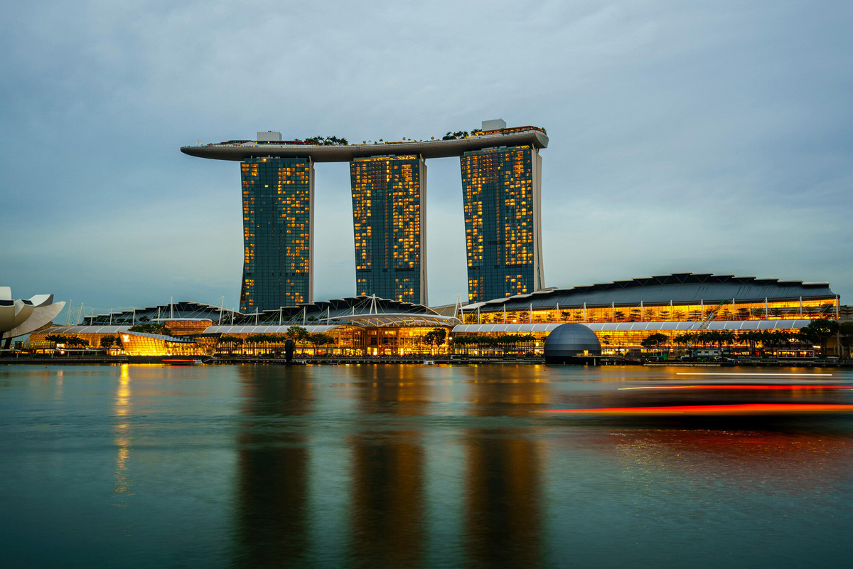 Парк на крыше отеля Marina Bay Sands похож на большой лайнер, на котором кроме бассейна также находятся ресторан и зона отдыха. Фото: Pexels