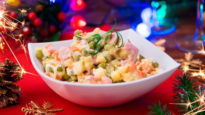 На Новый год мы чтим традицию приготовления и поедания салатов. Но как не отравиться? Ведь салат «живёт» недолго. Обложка © Shutterstock / FOTODOM / Tatyana Sidyukova