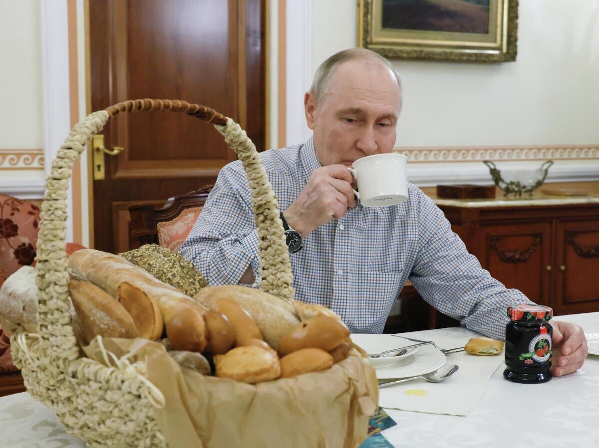    Президент России Владимир Путин получил выпечку из подмосковной пекарни | © РИА Новости / POOL