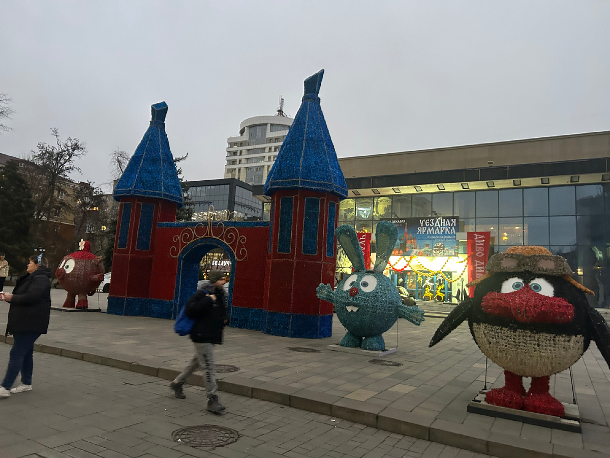 Смешарики на главной улице города. Фото автора.