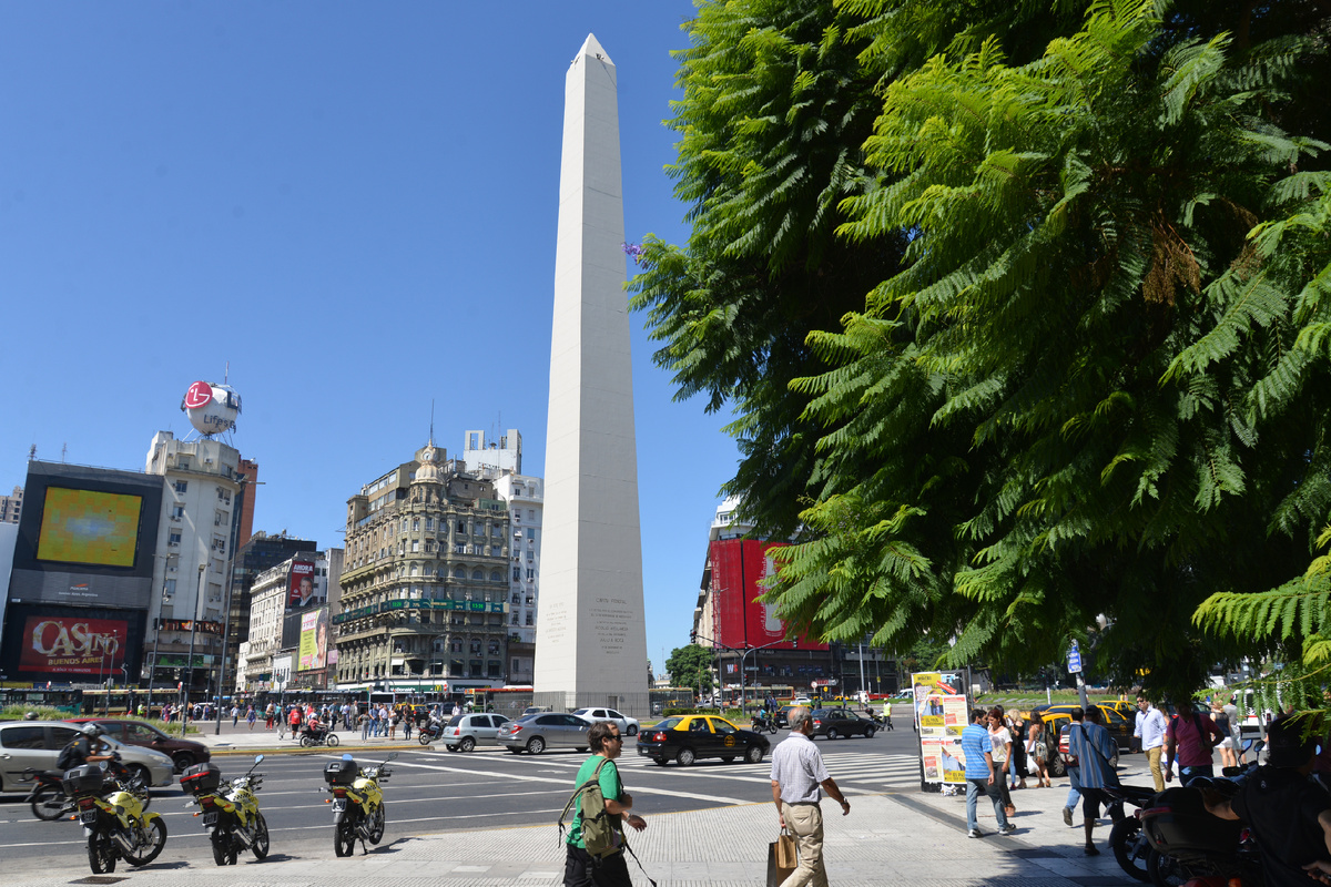 Обелиск на Площади Республики, созданный в 1936 году в ознаменование 400-летия Буэнос-Айреса. Фотография Александра Новикова. 2015