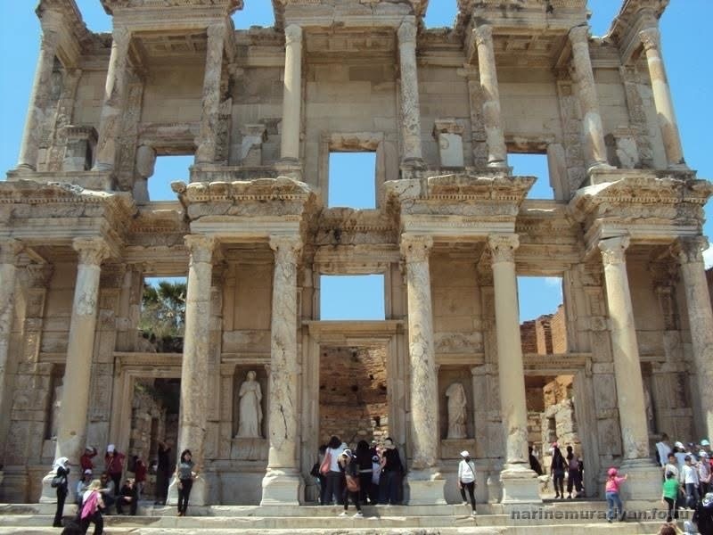 Библиотека Цельса. Я стою под колонной. 