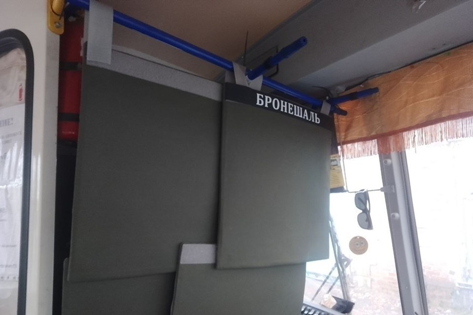    На одном из автобусных маршрутов Горловки установили бронешаль. Фото: ТГ/Приходько