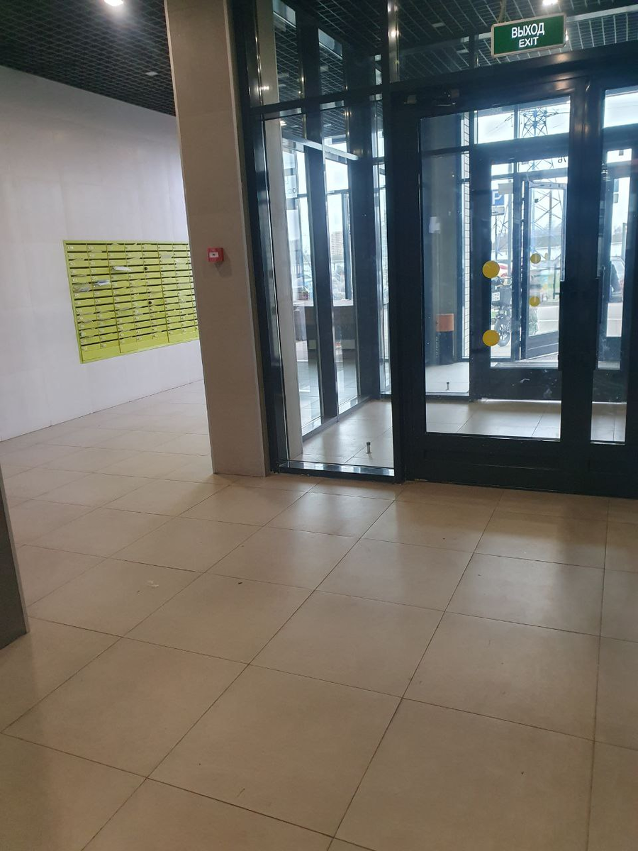 Типичный холл любой пиковской многоэтажки. НЕ экономили на метраже