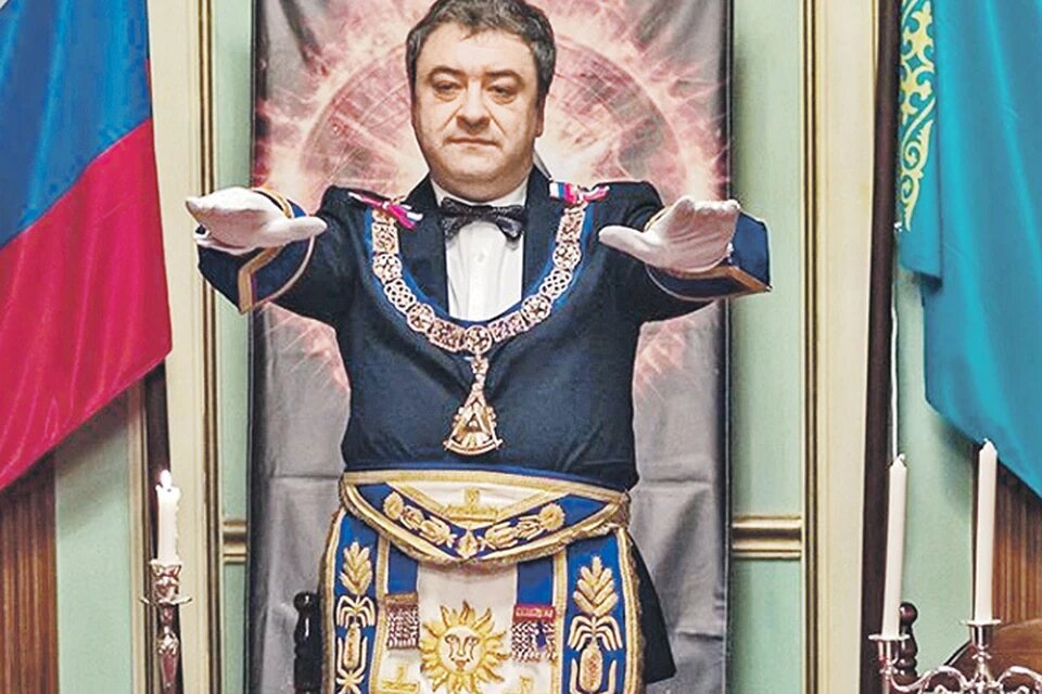 Главный масон России Андрей Богданов в фартуке великого мастера открывает ложу каменщиков в Казахстане. Фото: Личный архив