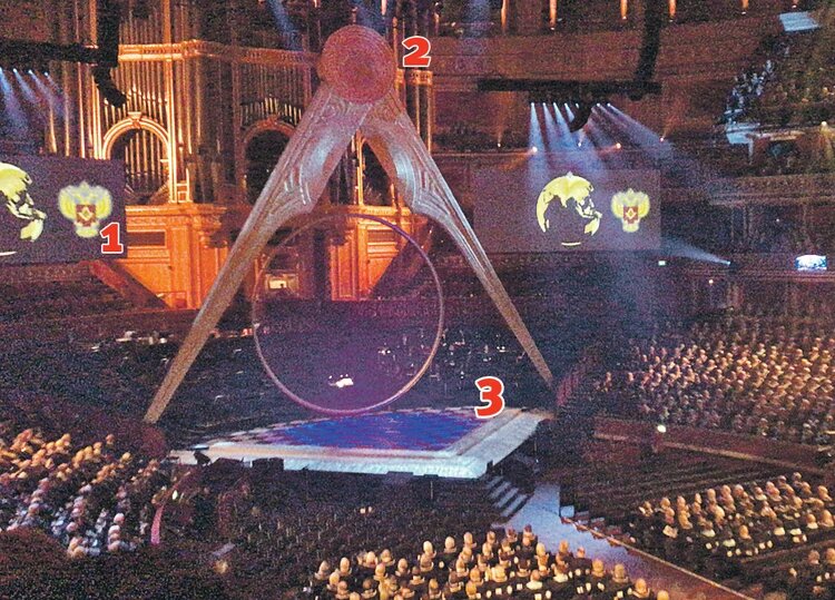 Празднование 300-летия братства в Англии. А вот главные знаки: 1 - герб российской ложи; 2 - масонский циркуль; 3 - угольник (см. «Как их распознать: символы ордена»). Фото: Личный архив