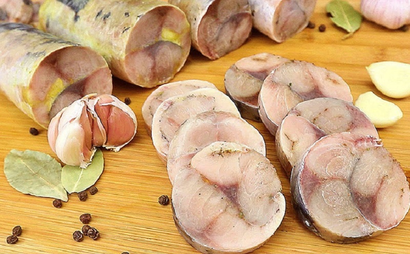 Слабосоленая скумбрия на Новый год: простая закуска с тремя вкусами, которую захочется повторять