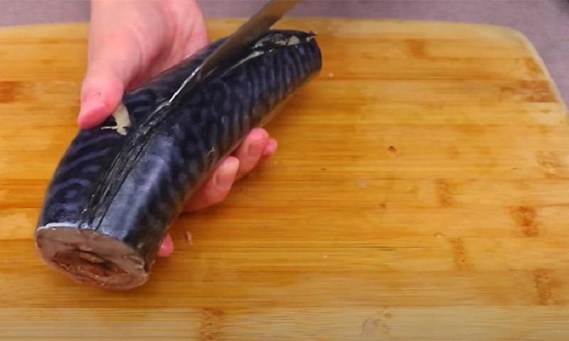 Слабосоленая скумбрия на Новый год: простая закуска с тремя вкусами, которую захочется повторять