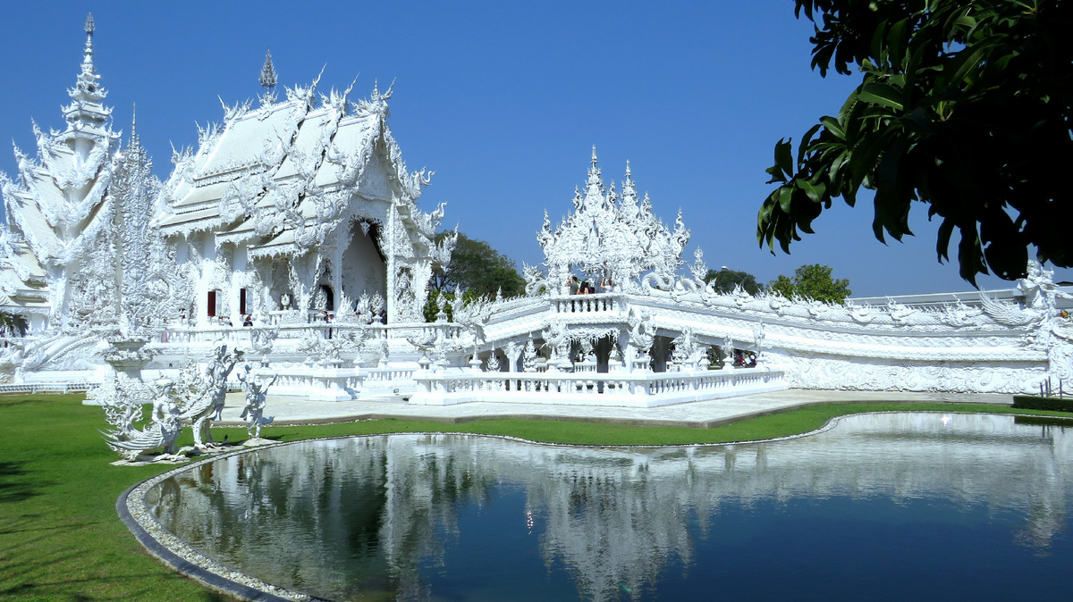 Белый храм Ват Ронг Кхун в Чианграе. Здание отделано крошечными осколками зеркал и поэтому переливается на солнце