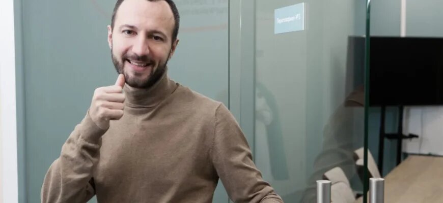    В интервью Школе журналистики имени Владимира Мезенцева при Центральном доме журналиста Димитрий Чумак, диктор, тренер по ораторскому мастерству и публичным выступлениям, приглашенный эксперт в проектах и акселераторах Сколково, Яндекс.Практикум, ФРИИ, СтартХаб, SberUp, SberZ, Sber500 рассказал о волнении перед сценой, пользе чтения вслух и задачах чтеца. Максим Сахаров